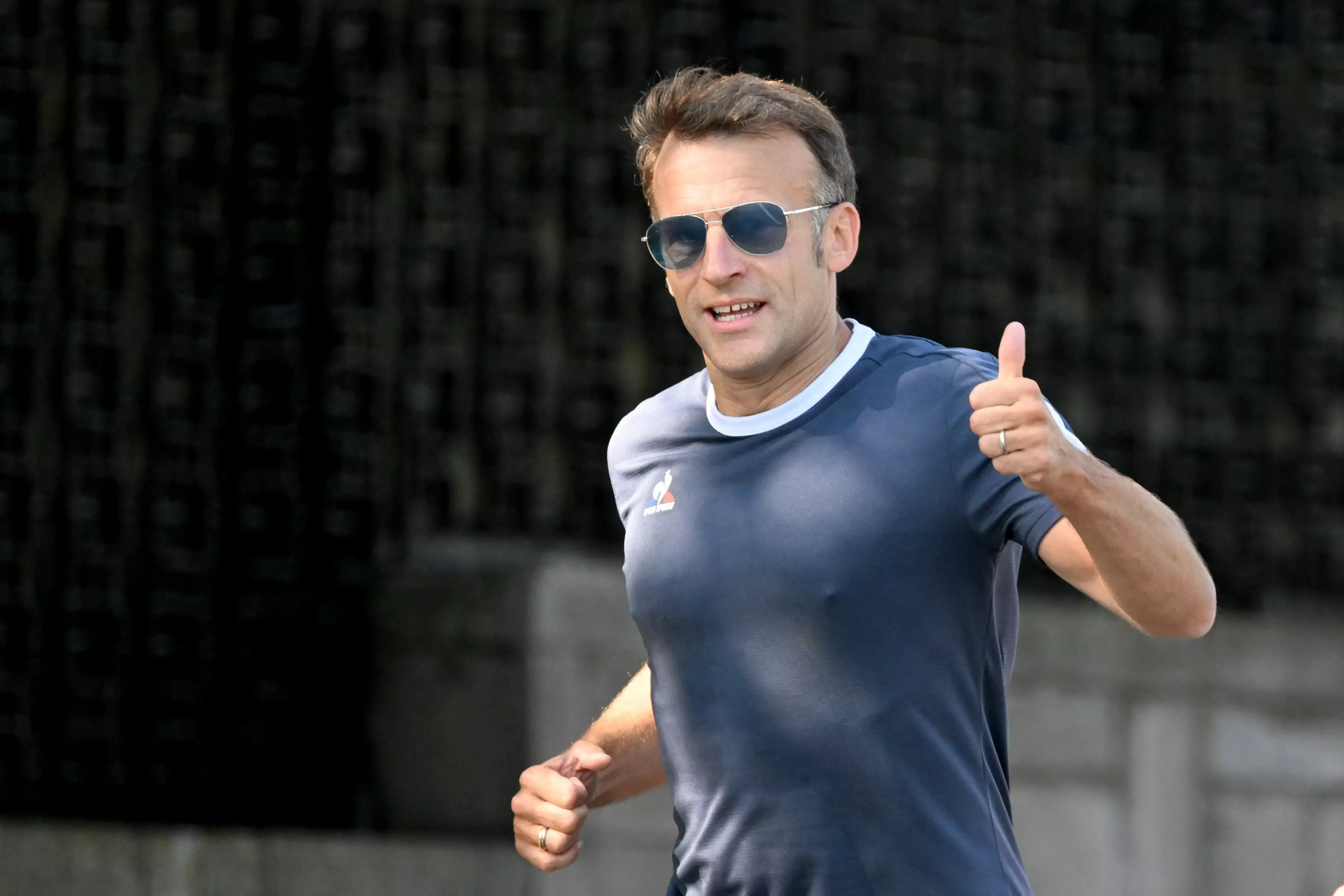 Emmanuel Macron, la jogging prin Ankara cu celebrii săi ochelari. I-a salutat pe localnici cu „Bonjour!”. GALERIE FOTO